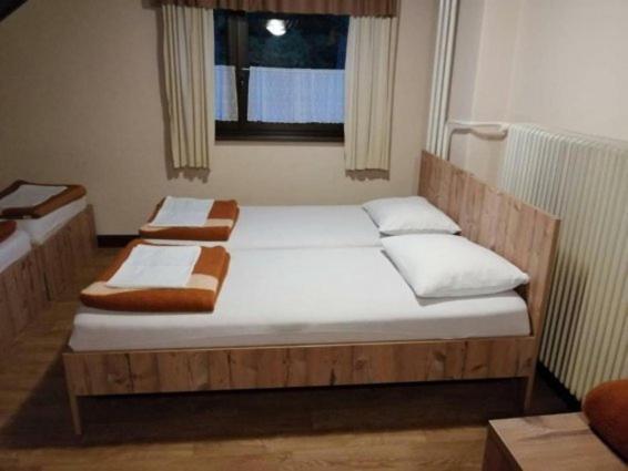 Planinski dom Gore Aparthotel Dol pri Hrastniku Exteriör bild